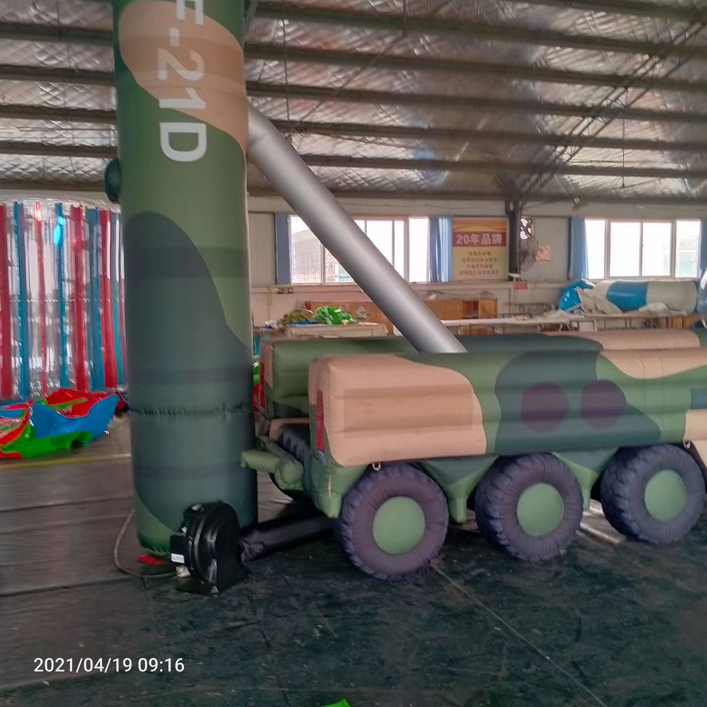 攀枝花军事演习中的充气目标车辆：模拟发射车雷达车坦克飞机